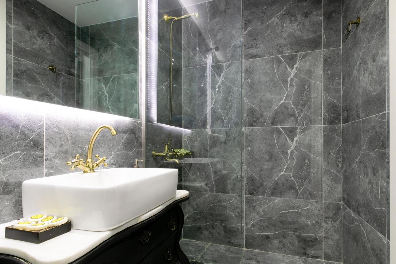 Vibrant Close To Panepistimio Metro-zaloggou Str Athens